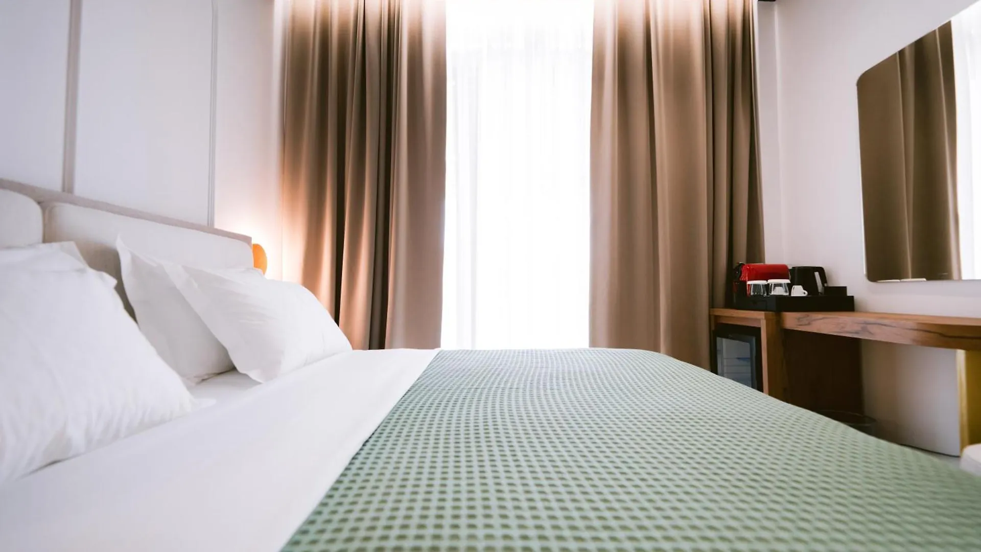 Noemie Hotel Himare 4*,